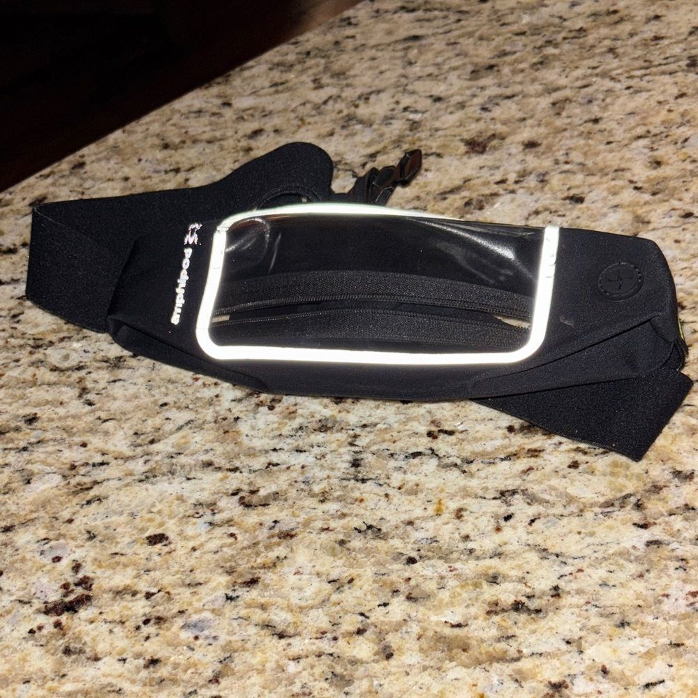 Sleek Amphipod Black Running Belt with Clear Phone Pouch